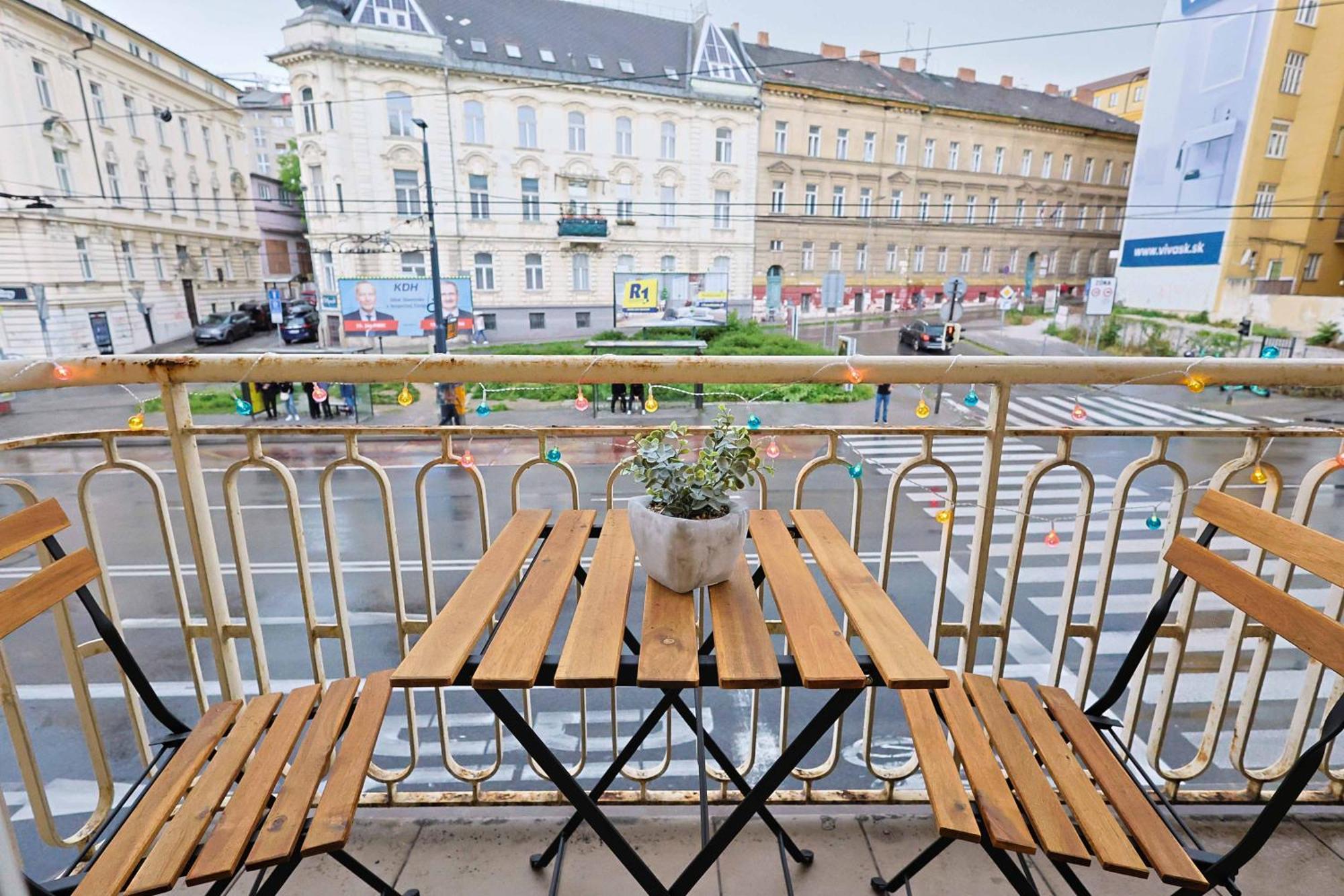 Ferienwohnung Charming Old Town Family Retreat Pressburg Exterior foto