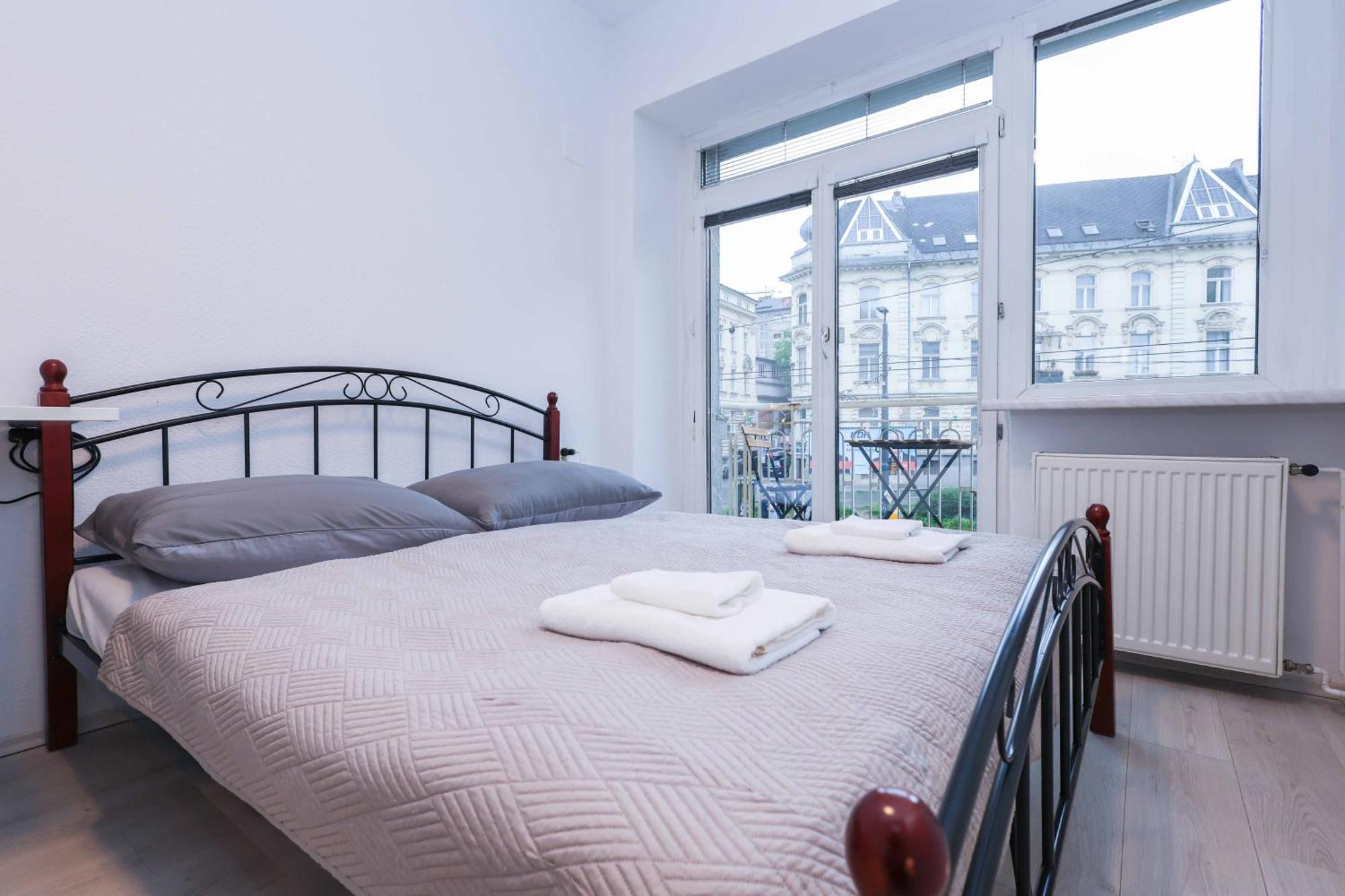 Ferienwohnung Charming Old Town Family Retreat Pressburg Exterior foto